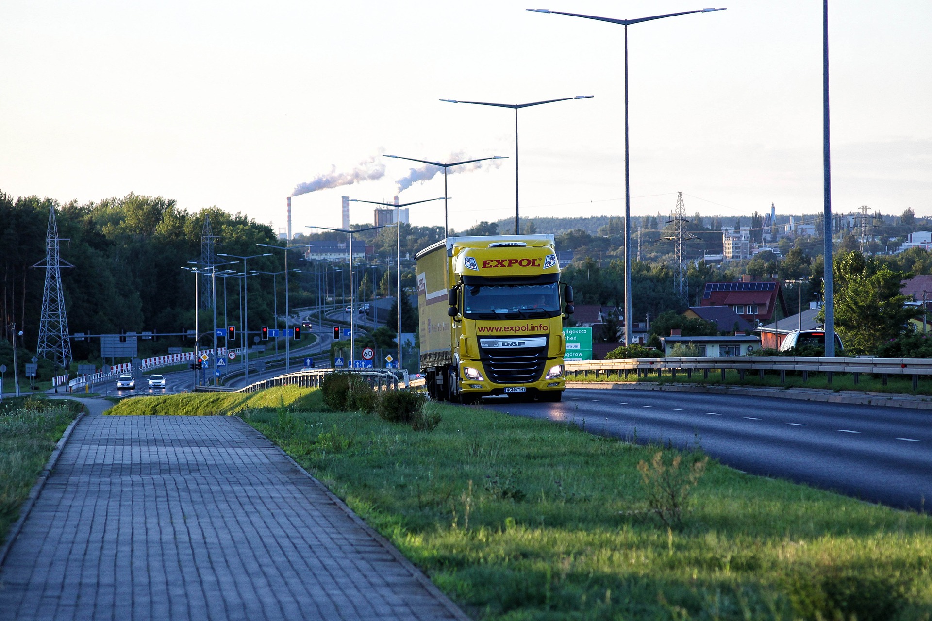 Kierowca tira pod wpływem alkoholu spowodował kolizję w Jeleniej Górze