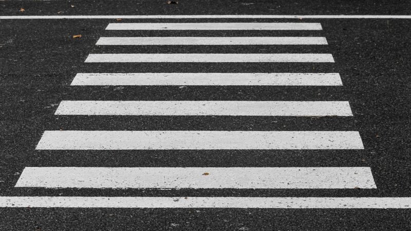 Potrącenie 43-letniego mężczyzny na pasach. Kierowca stracił prawo jazdy