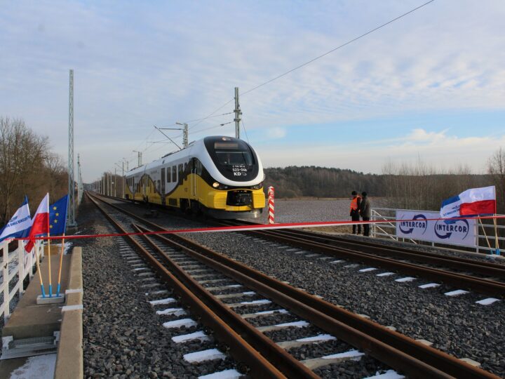 Sparaliżowany ruch pociągów w województwie dolnośląskim z powodu marznącej mżawki