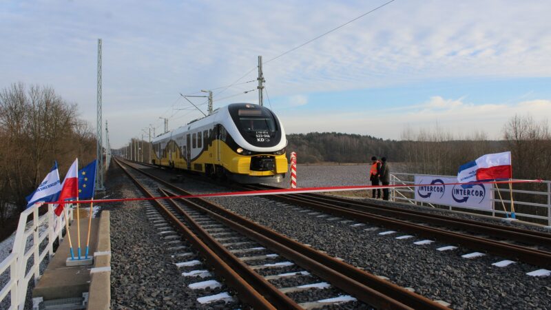 Sparaliżowany ruch pociągów w województwie dolnośląskim z powodu marznącej mżawki