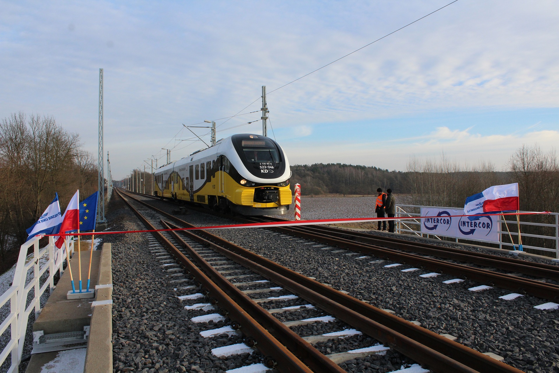 Sparaliżowany ruch pociągów w województwie dolnośląskim z powodu marznącej mżawki